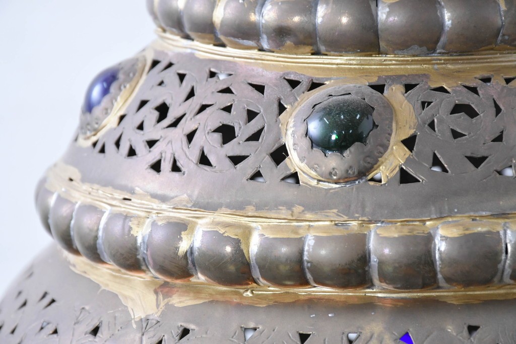 アジアンヴィンテージ　インド　高級工芸品　真鍮　宝石象嵌風の装飾が異国の宮殿を思わせる大型のランタン型ペンダントライト　(R-088671)