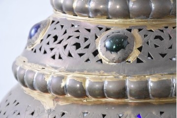 アジアンヴィンテージ　インド　高級工芸品　真鍮　宝石象嵌風の装飾が異国の宮殿を思わせる大型のランタン型ペンダントライト　(R-088671)