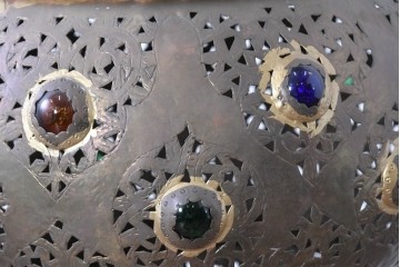 アジアンヴィンテージ　インド　高級工芸品　真鍮　宝石象嵌風の装飾が異国の宮殿を思わせる大型のランタン型ペンダントライト　(R-088671)