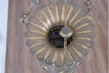 アジアンヴィンテージ　インド　高級工芸品　真鍮　宝石象嵌風の装飾が異国の宮殿を思わせる大型のランタン型ペンダントライト　(R-088671)