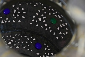 アジアンヴィンテージ　インド　高級工芸品　真鍮　宝石象嵌風の装飾が異国の宮殿を思わせる大型のランタン型ペンダントライト　(R-088671)