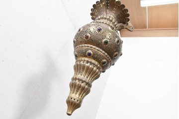 アジアンヴィンテージ　インド　高級工芸品　真鍮　宝石象嵌風の装飾が異国の宮殿を思わせる大型のランタン型ペンダントライト　(R-088671)
