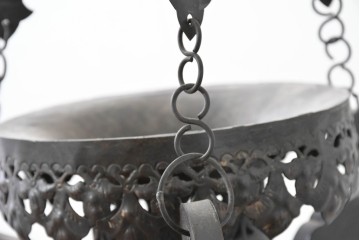 《引っ掛けシーリング式ペンダントライト加工費込み》　ヴィンテージ雑貨　モロッコ　透かし装飾と色ガラスの飾りが目を引く真鍮製吊り下げ照明　(R-088673)