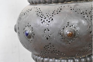 《引っ掛けシーリング式ペンダントライト加工費込み》　ヴィンテージ雑貨　モロッコ　透かし装飾と色ガラスの飾りが目を引く真鍮製吊り下げ照明　(R-088673)