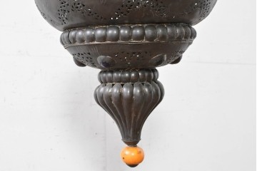 《引っ掛けシーリング式ペンダントライト加工費込み》　ヴィンテージ雑貨　モロッコ　透かし装飾と色ガラスの飾りが目を引く真鍮製吊り下げ照明　(R-088673)