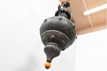 《引っ掛けシーリング式ペンダントライト加工費込み》　ヴィンテージ雑貨　モロッコ　透かし装飾と色ガラスの飾りが目を引く真鍮製吊り下げ照明　(R-088673)