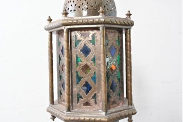 《引っ掛けシーリング式ペンダントライト加工費込み》　アラビアンヴィンテージ　工芸品　真鍮製　優美な透かし細工を施した色ガラス入り八角ペンダントライト　(R-088678)