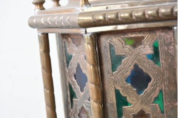 《引っ掛けシーリング式ペンダントライト加工費込み》　アラビアンヴィンテージ　工芸品　真鍮製　優美な透かし細工を施した色ガラス入り八角ペンダントライト　(R-088678)