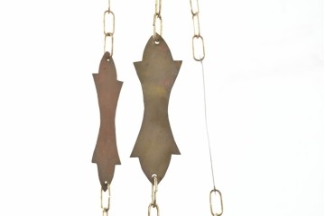 《引っ掛けシーリング式ペンダントライト加工費込み》　アラビアンヴィンテージ　工芸品　真鍮製　優美な透かし細工を施した色ガラス入り八角ペンダントライト　(R-088679)
