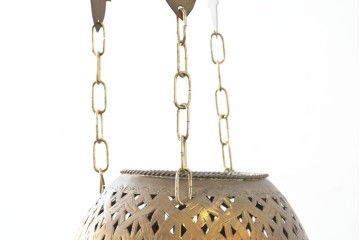 《引っ掛けシーリング式ペンダントライト加工費込み》　アラビアンヴィンテージ　工芸品　真鍮製　優美な透かし細工を施した色ガラス入り八角ペンダントライト　(R-088679)