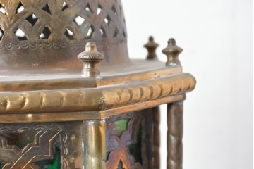 《引っ掛けシーリング式ペンダントライト加工費込み》　アラビアンヴィンテージ　工芸品　真鍮製　優美な透かし細工を施した色ガラス入り八角ペンダントライト　(R-088679)