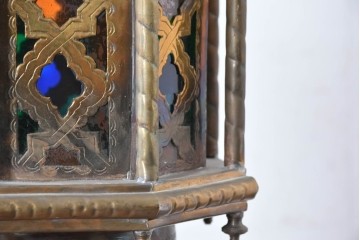 《引っ掛けシーリング式ペンダントライト加工費込み》　アラビアンヴィンテージ　工芸品　真鍮製　優美な透かし細工を施した色ガラス入り八角ペンダントライト　(R-088679)