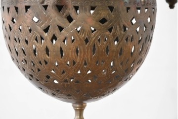 《引っ掛けシーリング式ペンダントライト加工費込み》　アラビアンヴィンテージ　工芸品　真鍮製　優美な透かし細工を施した色ガラス入り八角ペンダントライト　(R-088679)