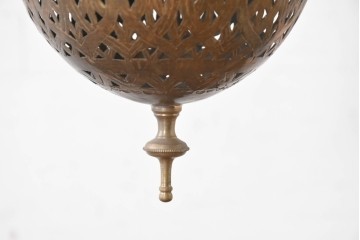 《引っ掛けシーリング式ペンダントライト加工費込み》　アラビアンヴィンテージ　工芸品　真鍮製　優美な透かし細工を施した色ガラス入り八角ペンダントライト　(R-088679)