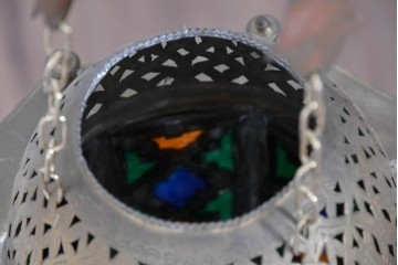 《引っ掛けシーリング式ペンダントライト加工費込み》　アラビアンヴィンテージ　工芸品　真鍮製　優美な透かし細工を施した色ガラス入り八角ペンダントライト　(R-088679)