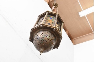 《引っ掛けシーリング式ペンダントライト加工費込み》　アラビアンヴィンテージ　工芸品　真鍮製　優美な透かし細工を施した色ガラス入り八角ペンダントライト　(R-088679)