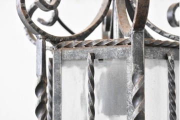イギリスヴィンテージ　ロートアイアン　赤い色ガラス飾りがアクセントのランタン型の吊り下げ照明　(R-088690)