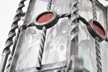 イギリスヴィンテージ　ロートアイアン　赤い色ガラス飾りがアクセントのランタン型の吊り下げ照明　(R-088690)