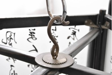 《引っ掛けシーリング式ペンダントライト加工費込み》　中古　アンティーク調　　中国デザインの書が映える大振りの行灯型木製吊り下げ照明　(R-088692)