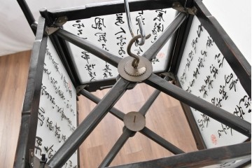 《引っ掛けシーリング式ペンダントライト加工費込み》　中古　アンティーク調　　中国デザインの書が映える大振りの行灯型木製吊り下げ照明　(R-088692)