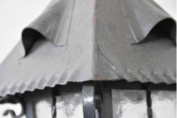 イギリスヴィンテージ　ロートアイアン　波打つ屋根とガラス窓が印象的なランタン型ペンダントライト　(R-088693)