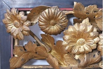アンティーク建具　江戸から明治期　仏教美術　金色の菊の図柄が華やかな古いお寺の欄間1枚　(R-088701)