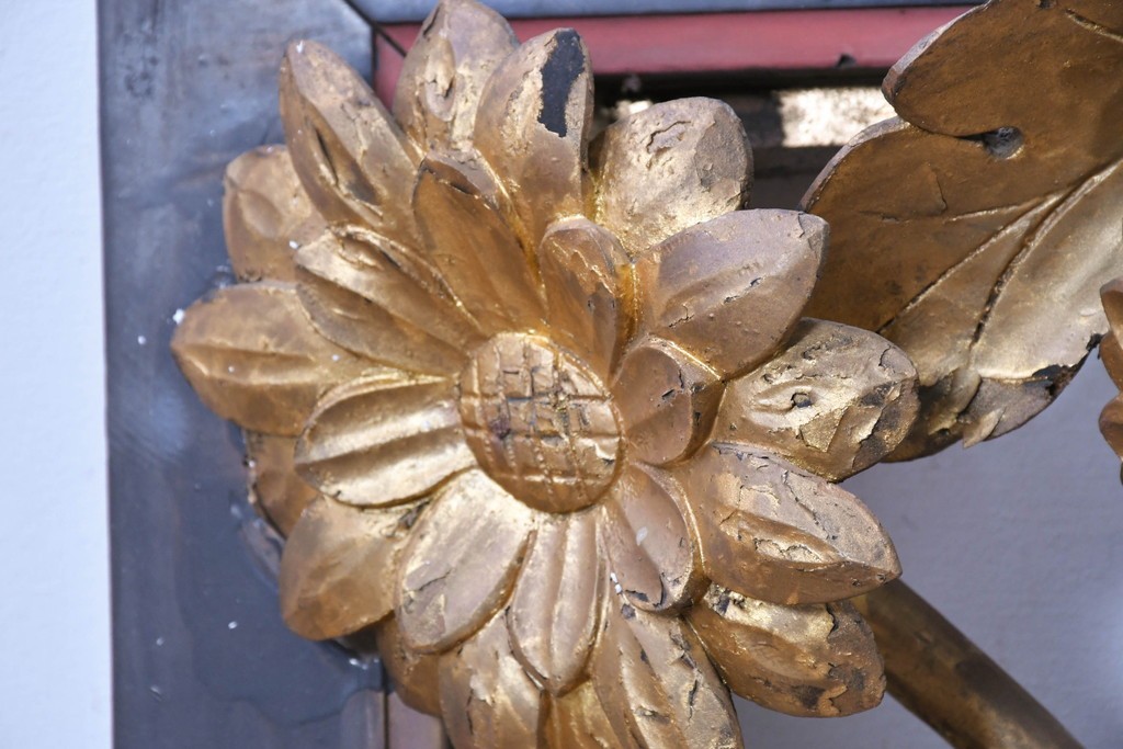 アンティーク建具　江戸から明治期　仏教美術　金色の菊の図柄が華やかな古いお寺の欄間1枚　(R-088701)