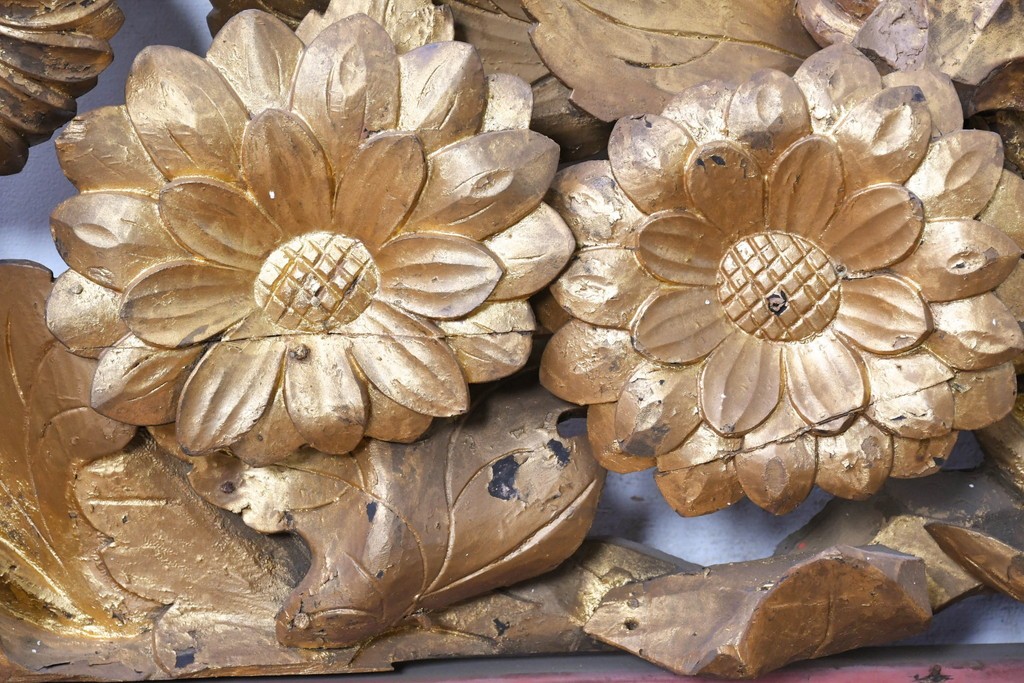 アンティーク建具　江戸から明治期　仏教美術　金色の菊の図柄が華やかな古いお寺の欄間1枚　(R-088701)