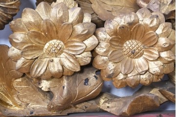 アンティーク建具　江戸から明治期　仏教美術　金色の菊の図柄が華やかな古いお寺の欄間1枚　(R-088701)