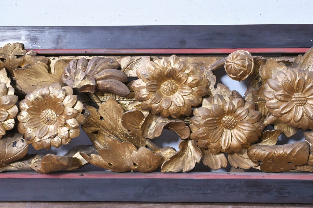 アンティーク建具　江戸から明治期　仏教美術　金色の菊の図柄が華やかな古いお寺の欄間1枚　(R-088701)