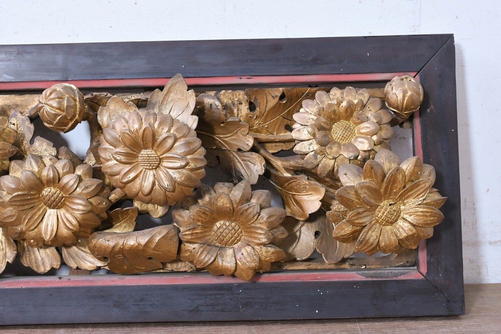 アンティーク建具　江戸から明治期　仏教美術　金色の菊の図柄が華やかな古いお寺の欄間1枚　(R-088701)