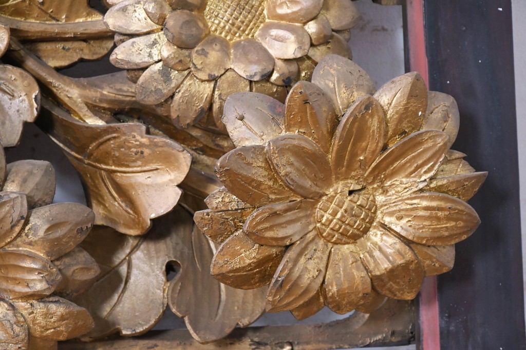 アンティーク建具　江戸から明治期　仏教美術　金色の菊の図柄が華やかな古いお寺の欄間1枚　(R-088701)