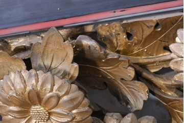 アンティーク建具　江戸から明治期　仏教美術　金色の菊の図柄が華やかな古いお寺の欄間1枚　(R-088701)