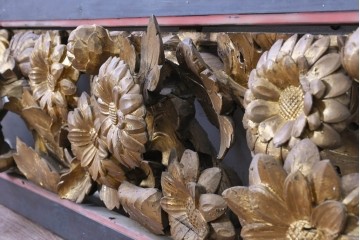 アンティーク建具　江戸から明治期　仏教美術　金色の菊の図柄が華やかな古いお寺の欄間1枚　(R-088701)