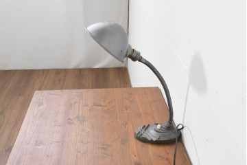 ヴィンテージ照明　アメリカ　無骨な雰囲気漂うインダストリアルなデスクライト　(R-088713)