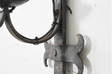 イギリスアンティーク　無骨なロートアイアン製ブラケットのキャンドルスタンド型ウォールライト　(R-088714)