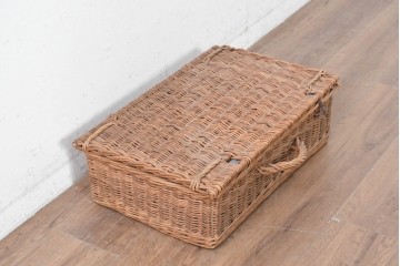【簡易リペア限定品】　イギリスアンティーク　ラタンで丁寧に編み上げられたナチュラルなピクニックバスケット　(R-088722)