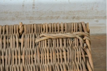 【簡易リペア限定品】　イギリスアンティーク　ラタンで丁寧に編み上げられたナチュラルなピクニックバスケット　(R-088722)