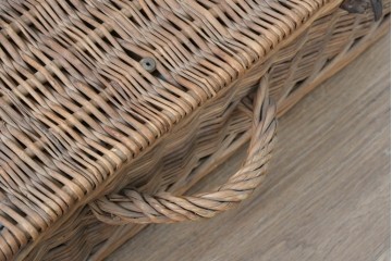 【簡易リペア限定品】　イギリスアンティーク　ラタンで丁寧に編み上げられたナチュラルなピクニックバスケット　(R-088722)