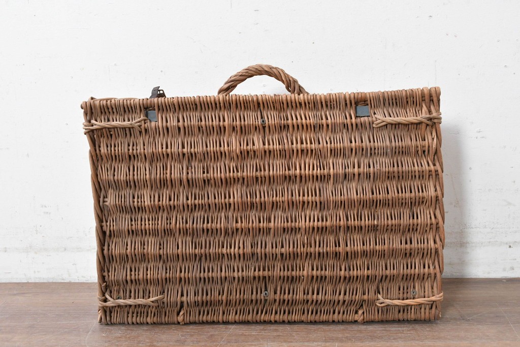 【簡易リペア限定品】　イギリスアンティーク　ラタンで丁寧に編み上げられたナチュラルなピクニックバスケット　(R-088722)