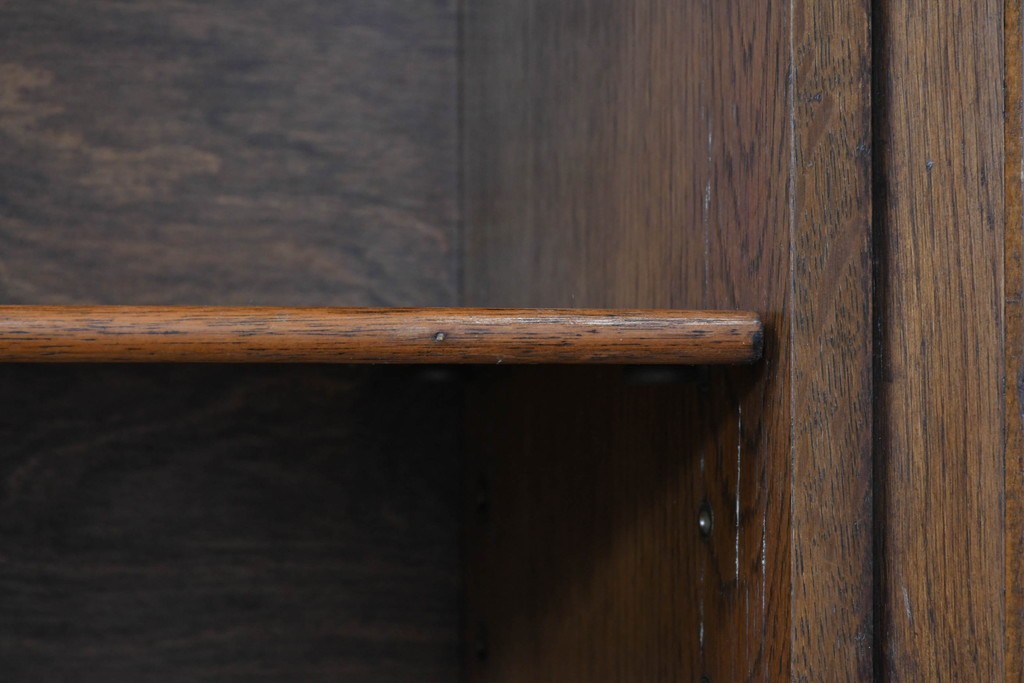 イギリスアンティーク　オーク材　ゆるやかな波型の装飾があしらわれたブックケース　(R-088728)