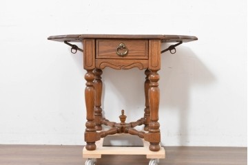 中古　アメリカ　A.A. Laun(A.A.ラウン)　オーク材　ターニングレッグが優雅なバタフライサイドテーブル　(R-088730)