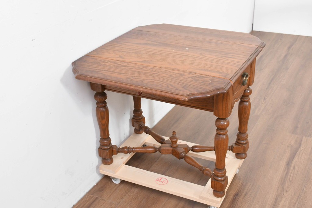 中古　アメリカ　A.A. Laun(A.A.ラウン)　オーク材　ターニングレッグが優雅なバタフライサイドテーブル　(R-088730)
