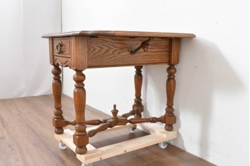 中古　アメリカ　A.A. Laun(A.A.ラウン)　オーク材　ターニングレッグが優雅なバタフライサイドテーブル　(R-088730)