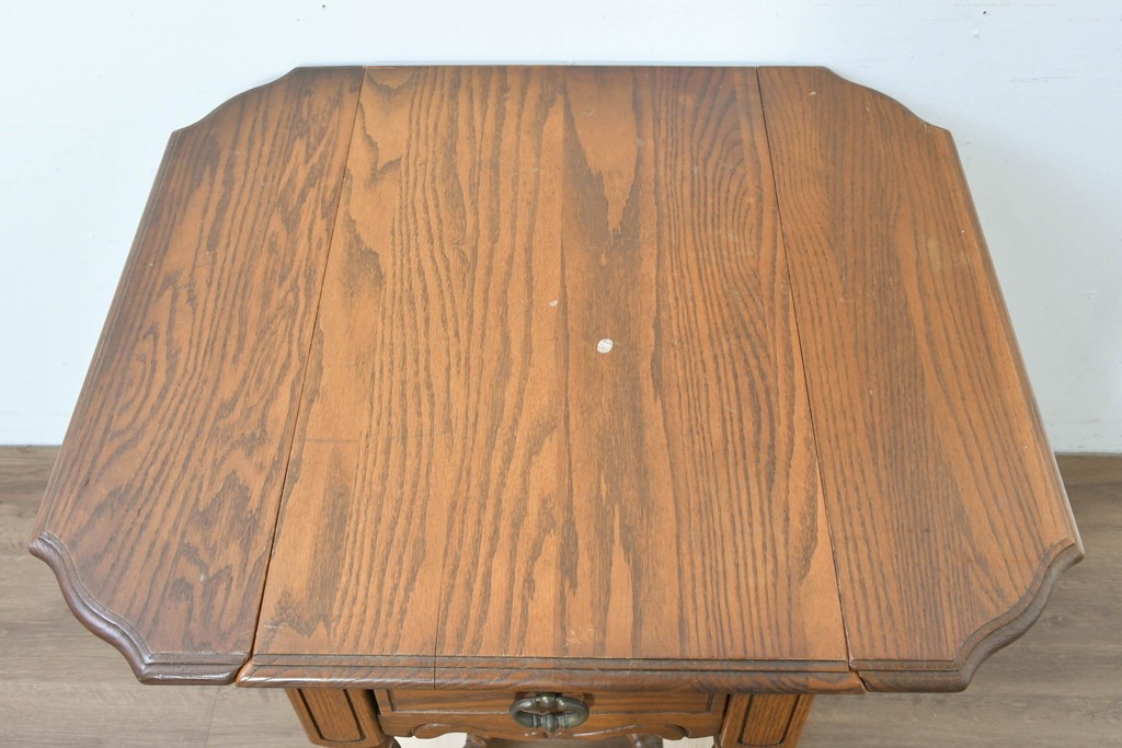 中古　アメリカ　A.A. Laun(A.A.ラウン)　オーク材　ターニングレッグが優雅なバタフライサイドテーブル　(R-088730)
