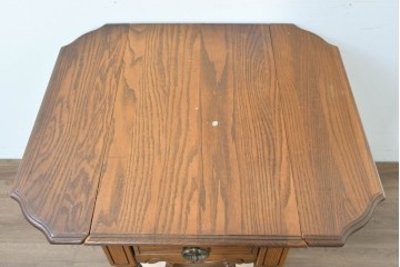 中古　アメリカ　A.A. Laun(A.A.ラウン)　オーク材　ターニングレッグが優雅なバタフライサイドテーブル　(R-088730)