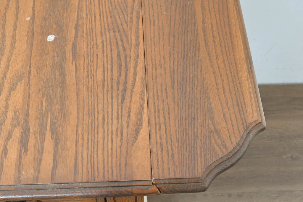 中古　アメリカ　A.A. Laun(A.A.ラウン)　オーク材　ターニングレッグが優雅なバタフライサイドテーブル　(R-088730)