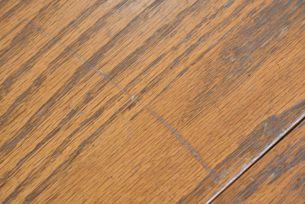 中古　アメリカ　A.A. Laun(A.A.ラウン)　オーク材　ターニングレッグが優雅なバタフライサイドテーブル　(R-088730)