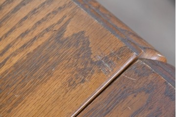 中古　アメリカ　A.A. Laun(A.A.ラウン)　オーク材　ターニングレッグが優雅なバタフライサイドテーブル　(R-088730)