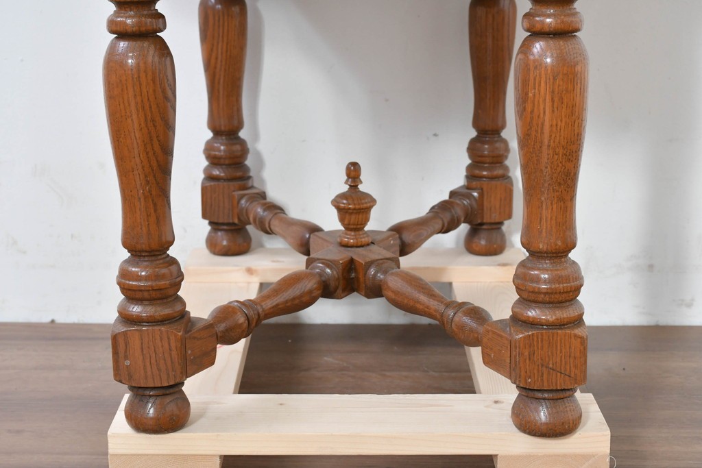 中古　アメリカ　A.A. Laun(A.A.ラウン)　オーク材　ターニングレッグが優雅なバタフライサイドテーブル　(R-088730)